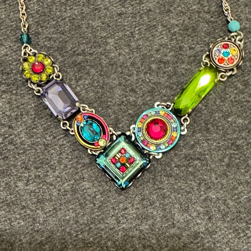 Firefly “La Dolce Vita” V Necklace - Picture 4 of 4